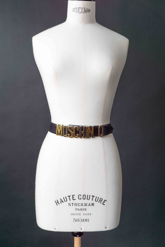 Schwarzer Moschino Ledergürtel mit goldener Logo-Schnalle aus glattem Leder