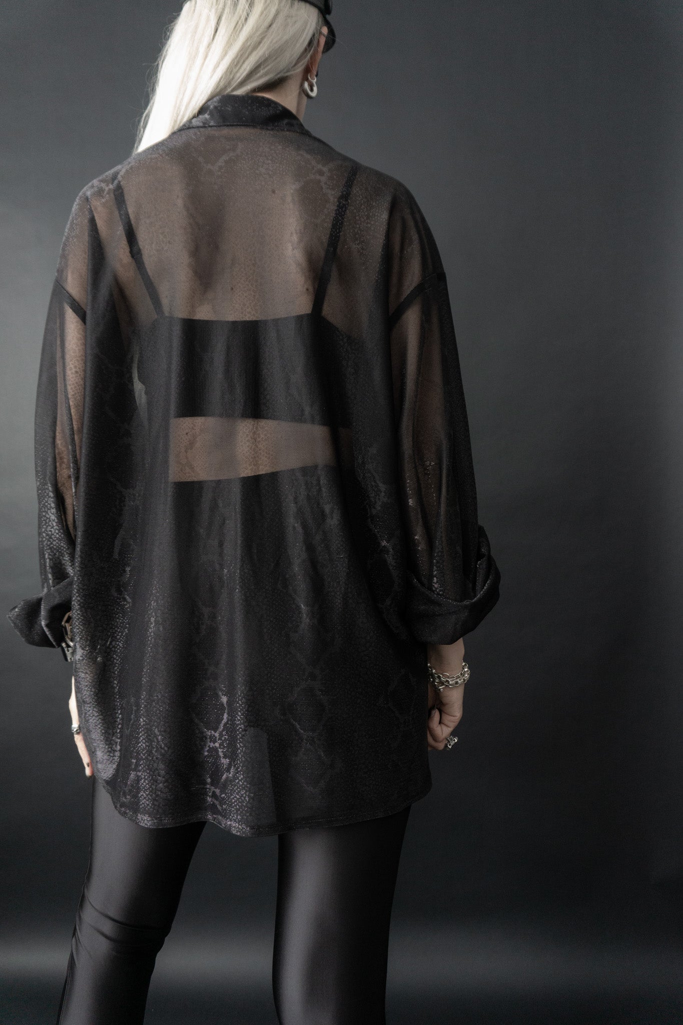 Schwarze transparente Vintage-Bluse mit Schlangenmuster – 80s Sheer Statement Piece von theplaincircle vintage
