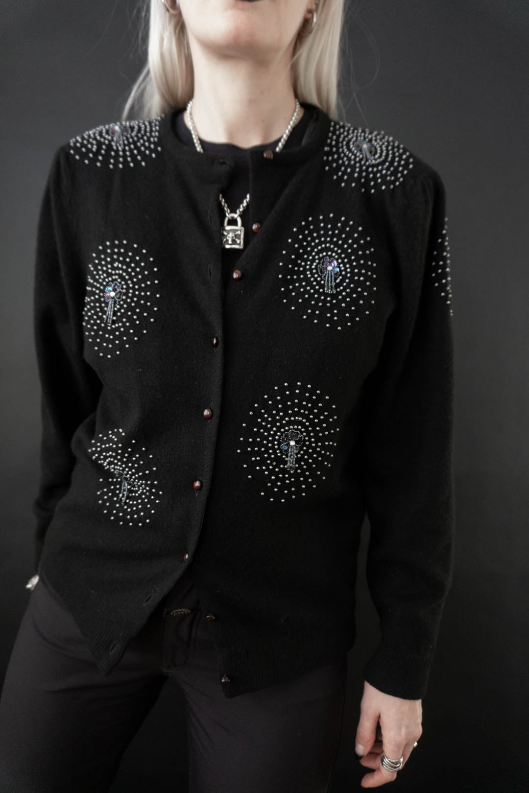 Strickjacke Perlen, Wolle, S–M - theplaincircle vintage