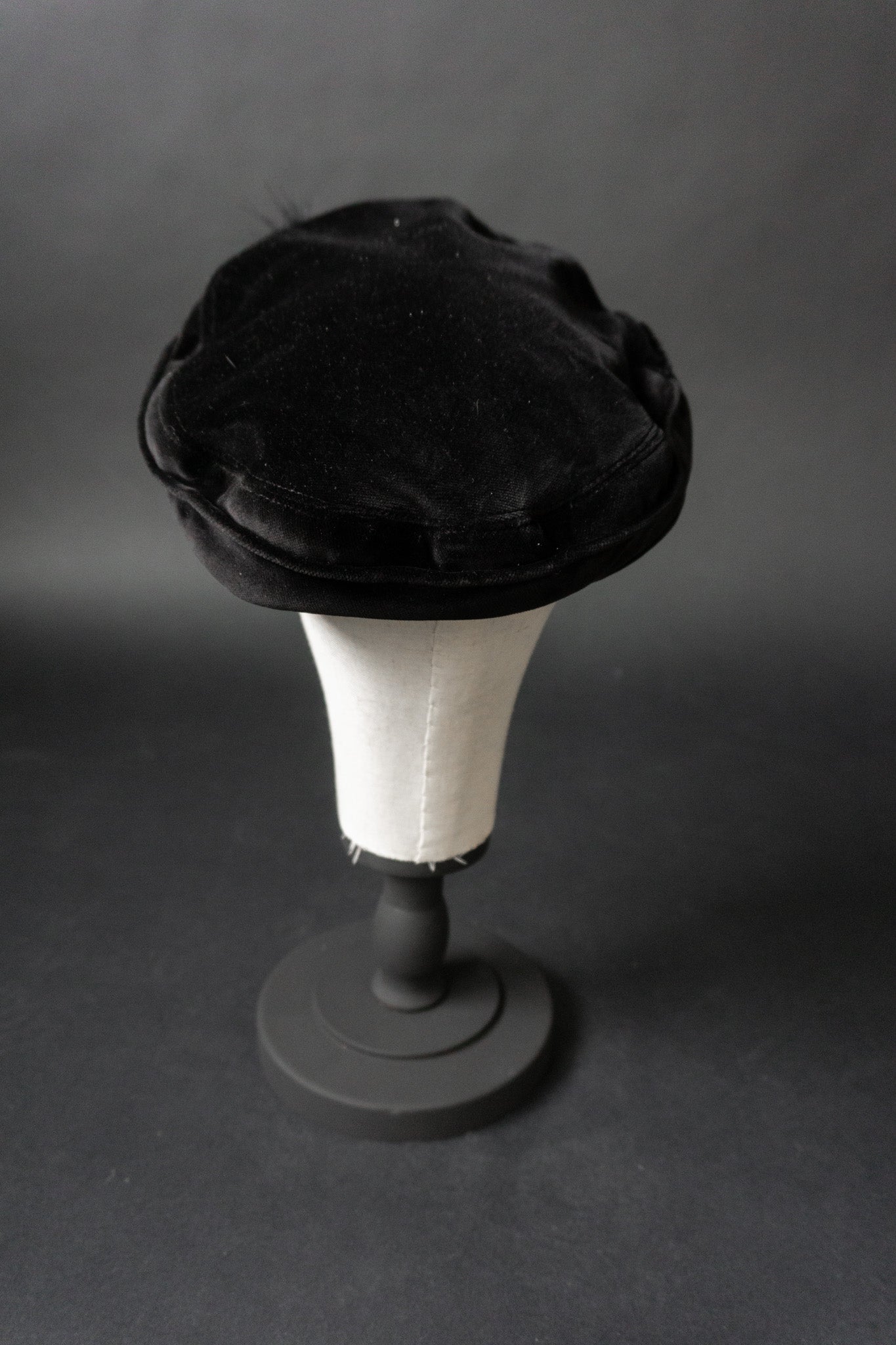 30s Samt Baret Mütze, Feder, Schwarz, schwedisch, 54 theplaincircle vintage