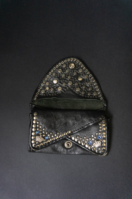 Vintage Kolster Portmonnaie aus schwarzem Echtleder mit silbernen Nieten und hellblauen Strasssteinen.