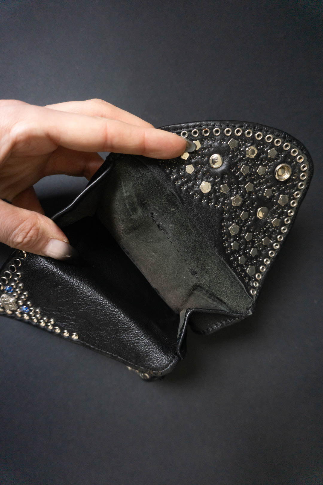 Vintage Kolster Portmonnaie aus schwarzem Echtleder mit silbernen Nieten und hellblauen Strasssteinen.