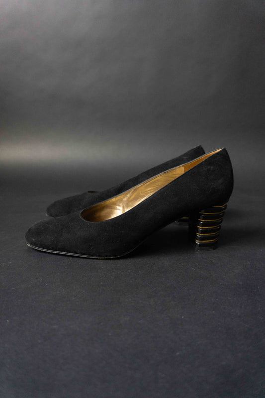 Vintage Stuart Weitzman Pumps, schwarzes Wildleder mit goldenen Kettendetails