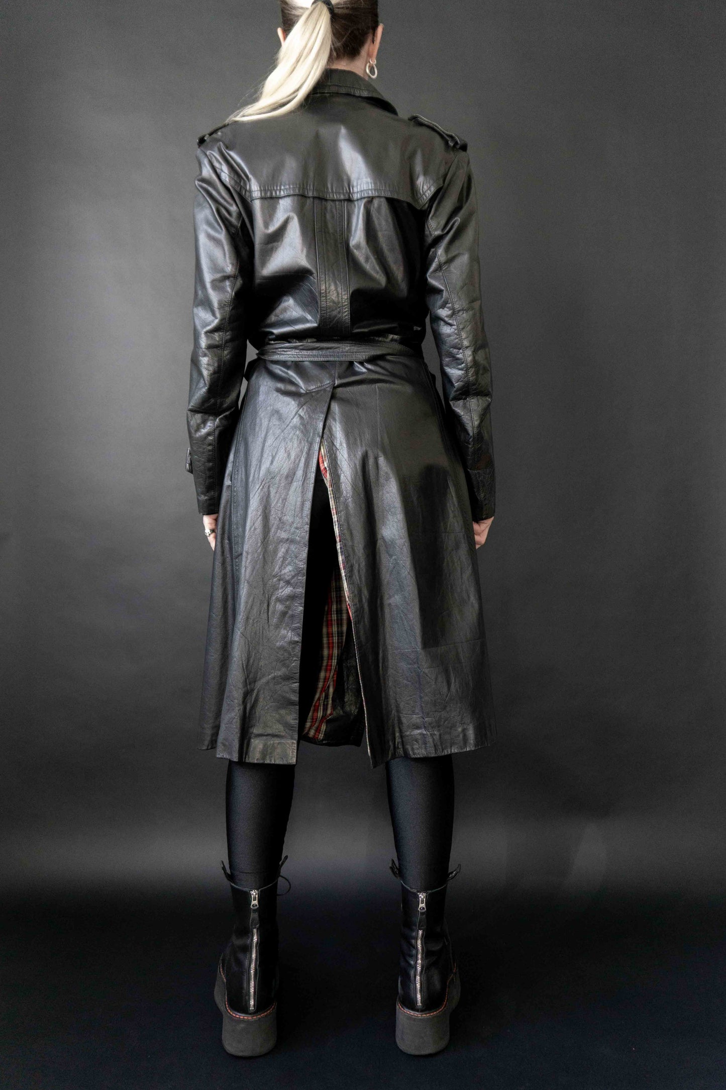 Vintage Leder Trenchcoat in Schwarz mit Gürtel & Karo-Futter – nachhaltige Vintage Kleidung