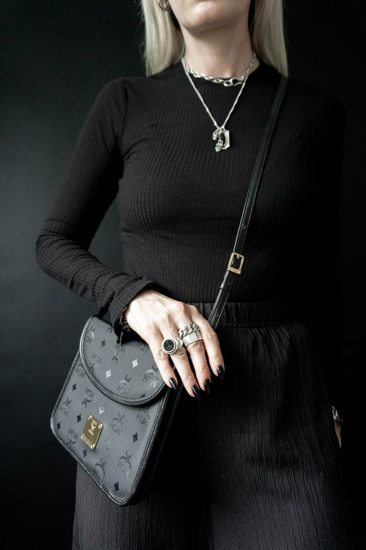 Vintage MCM schwarze Nylon Umhängetasche mit Monogramm & Echtlederbesatz (80s)