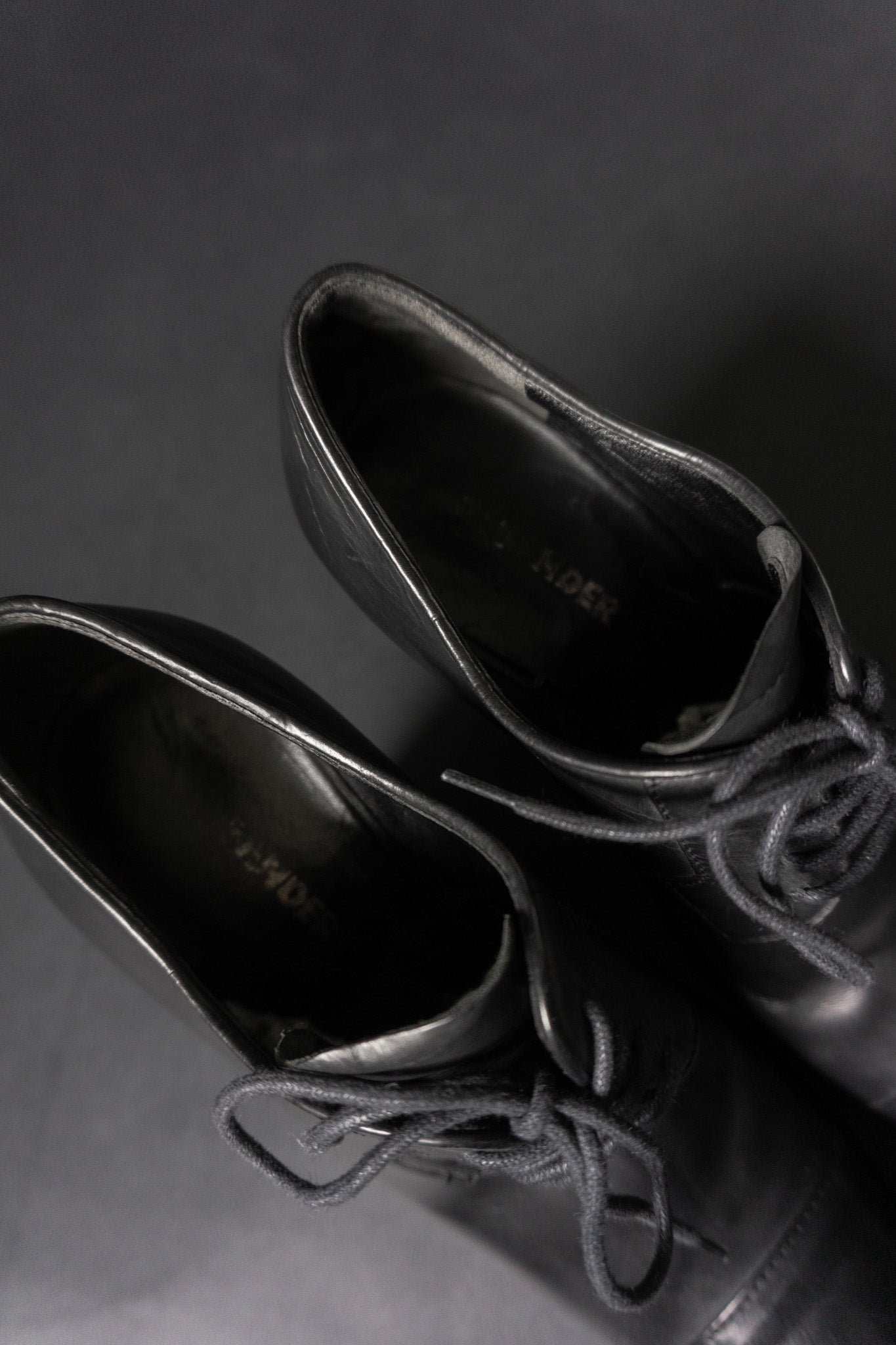 Vintage Jil Sander Ankle Boots aus schwarzem Leder mit Keilabsatz – zeitlose Y2K-Ästhetik.