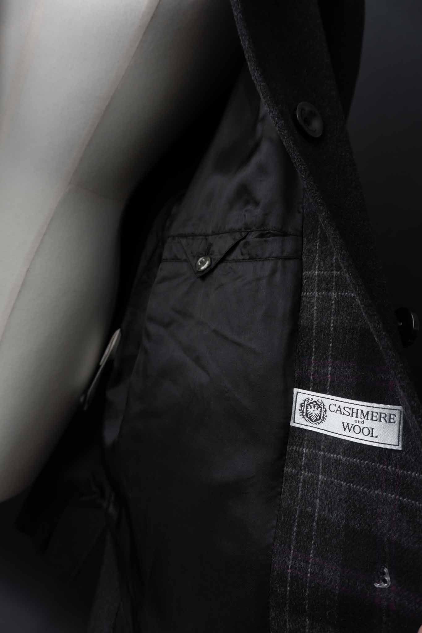 Vintage Kaschmir Wollmantel in Schwarz mit Stehkragen und kariertem Futter