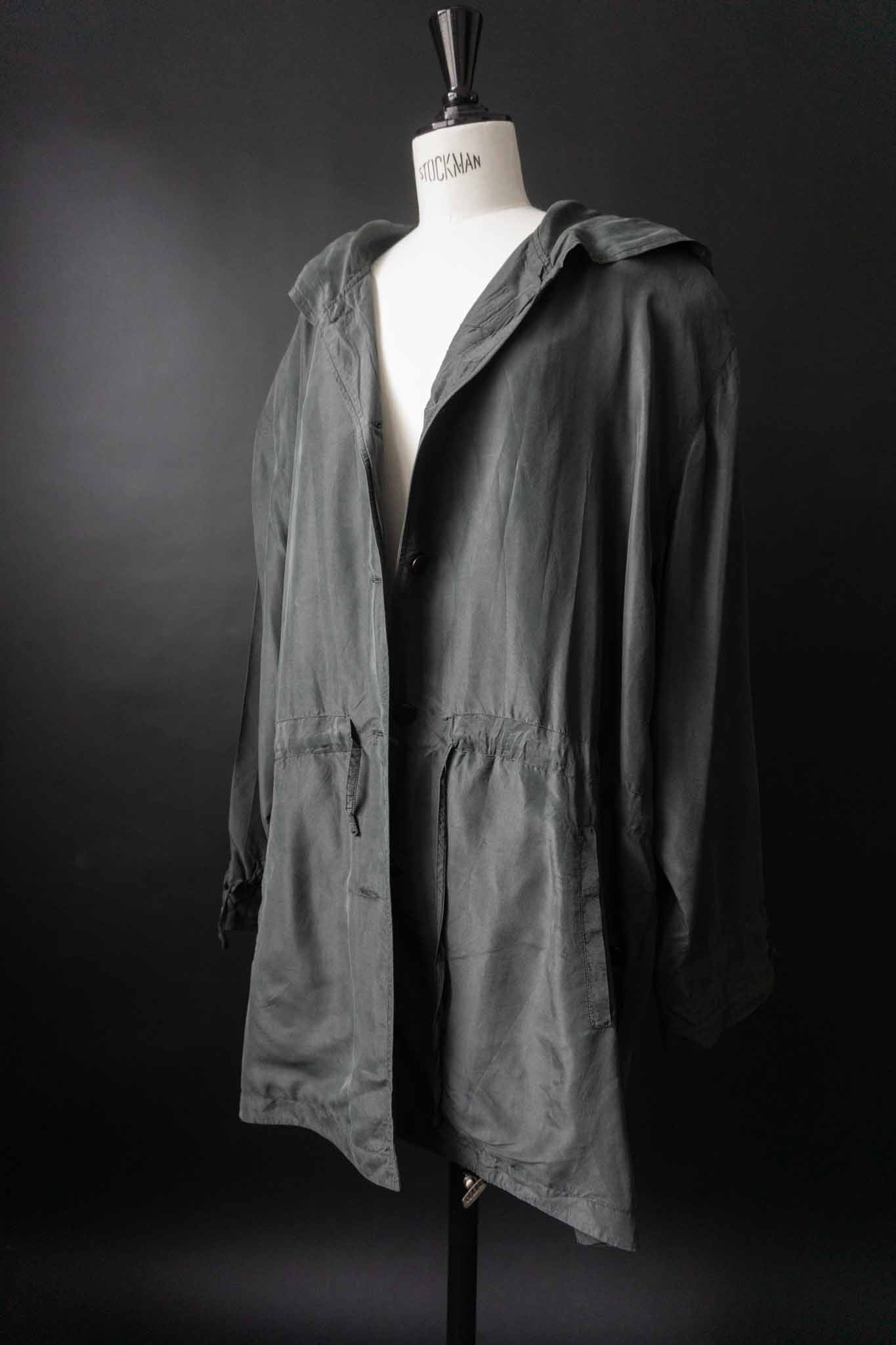 Vintage Mantel aus 100 % schwarzer Seide mit Kapuze und Schulterpolstern, verwaschene Optik