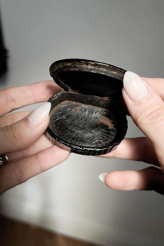 Antike schwarze Schatulle aus Pappmaché theplaincircle vintage