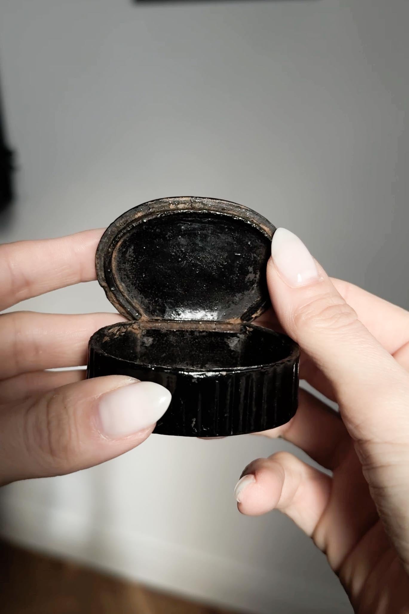 Antike schwarze Schatulle aus Pappmaché theplaincircle vintage