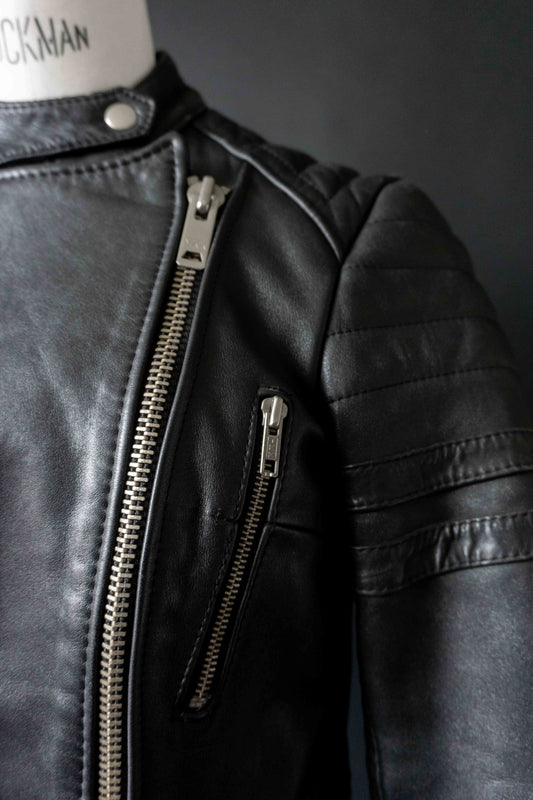 Schwarze Leder Bikerjacke Vintage 80er – strukturierte Slim Fit Leather Jacket Damen theplaincircle vintage