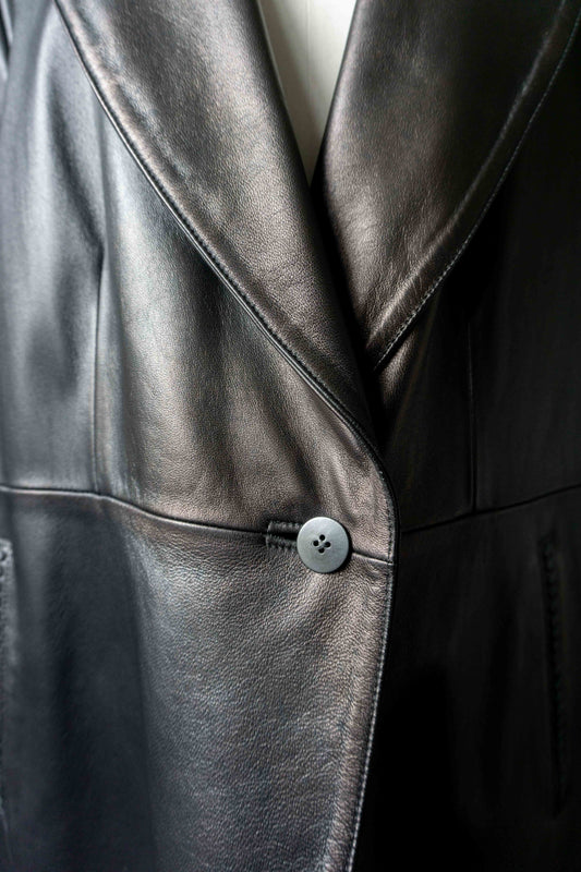 Schwarzer Leder Kurzmantel Vintage – Minimalistischer Lederblazer mit leichtem Metallic-Finish, M–L theplaincircle vintage