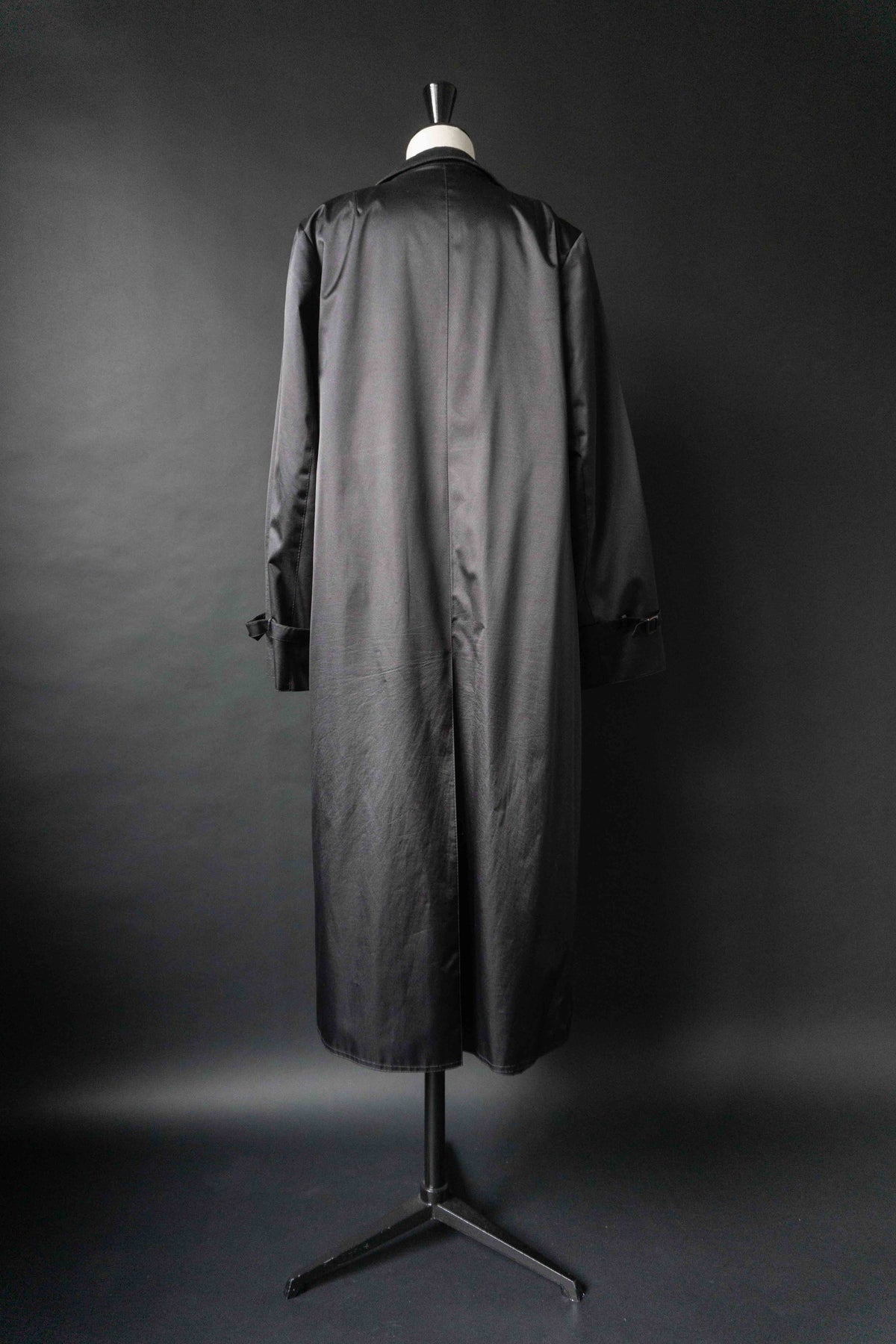 Vintage 50s schwarzer Mantel – cleaner Shiny Trenchcoat, S–M theplaincircle vintage