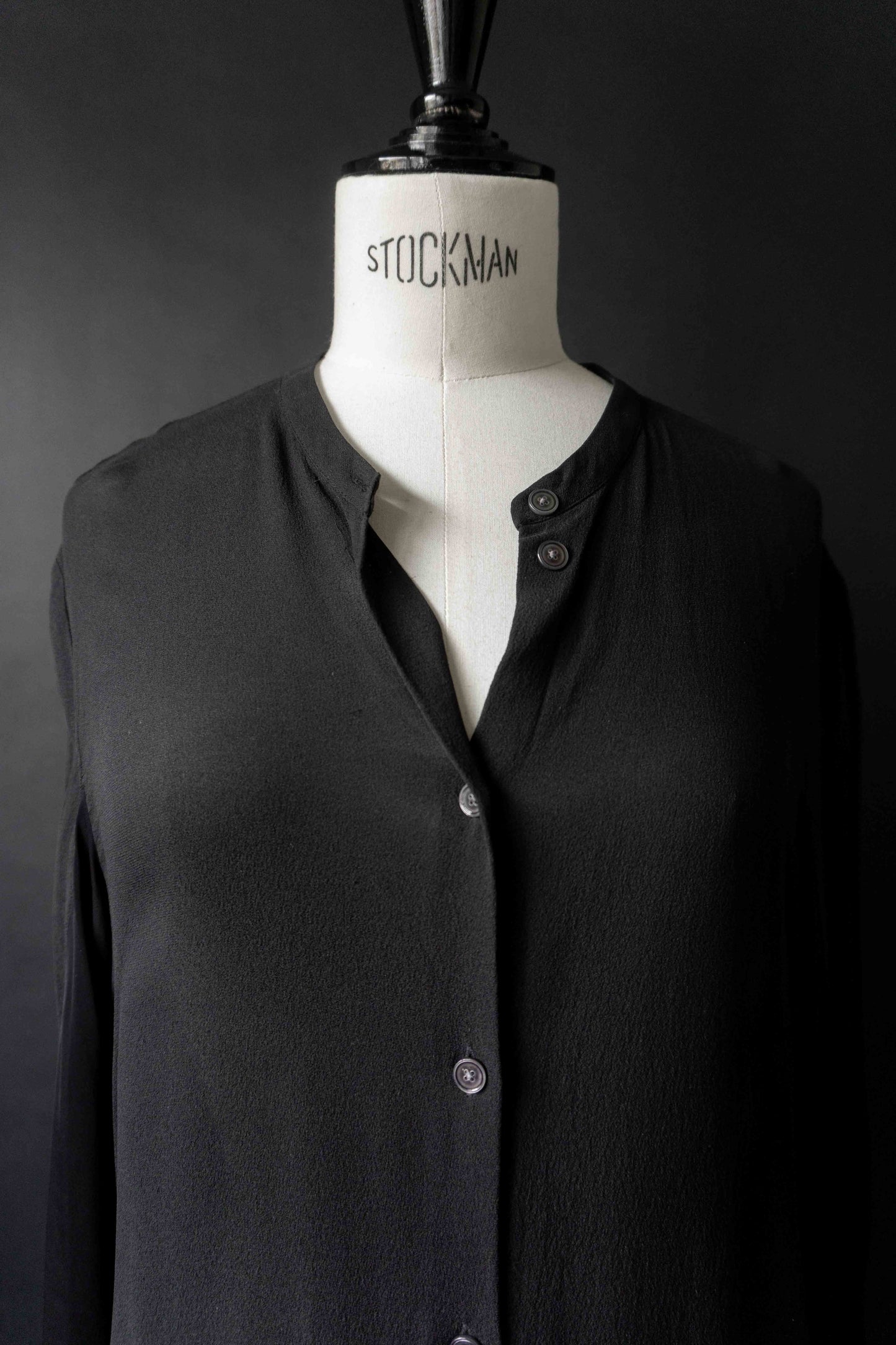 ACNE Vintage Seidenbluse – lange schwarze Designer Bluse mit Rückenring, S–M theplaincircle vintage