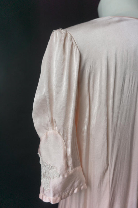 Vintage Rosé-Seidenkleid mit herzförmigem Spitzen-Ausschnitt