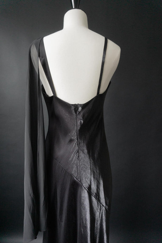 Schwarzes One-Shoulder Abendkleid mit Schleppe, Federn und Perlen am Träger