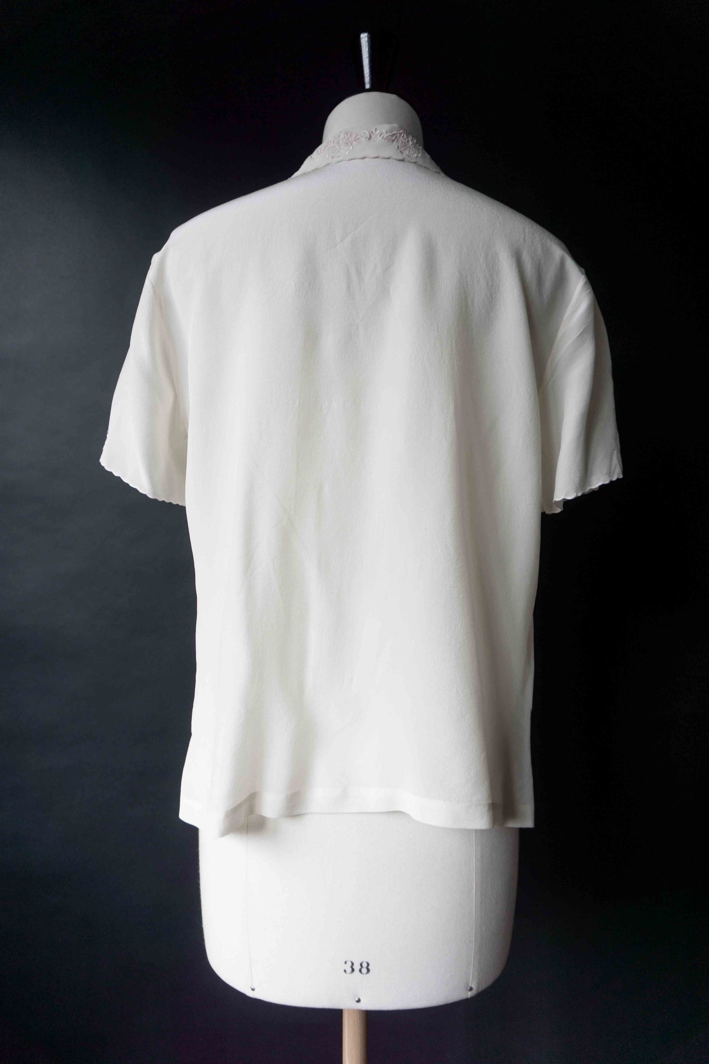 Vintage Seidenbluse mit Stickerei aus den 50ern – Cremeweiß, S–M theplaincircle vintage