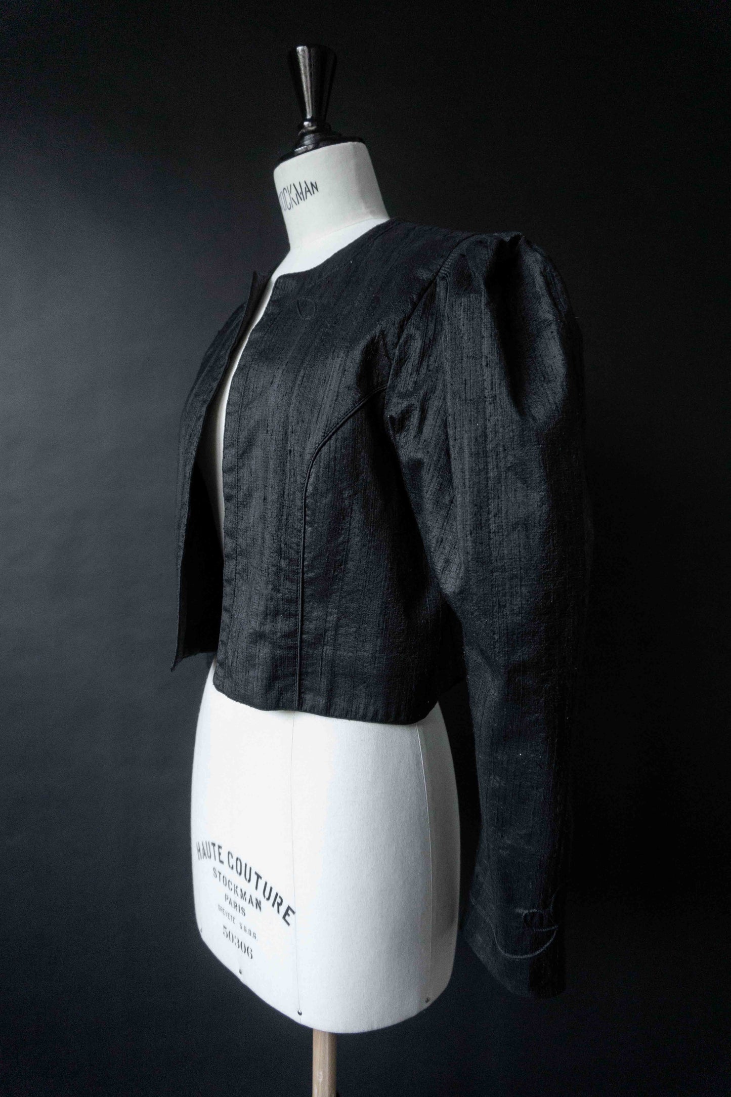 70s Vintage Cropped Blazer aus Wildseide – Gothic Silhouette, S–M theplaincircle vintage