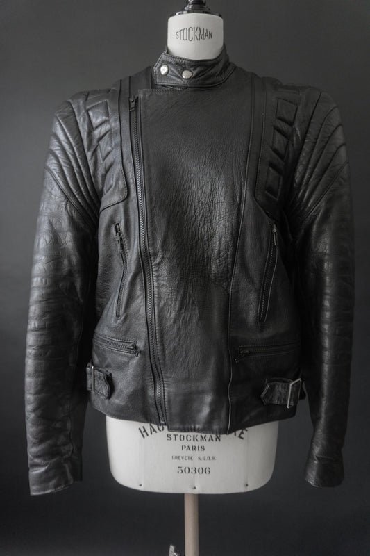 Schwarze Vintage Bikerjacke aus weichem Echtleder mit angedeuteten Protektoren