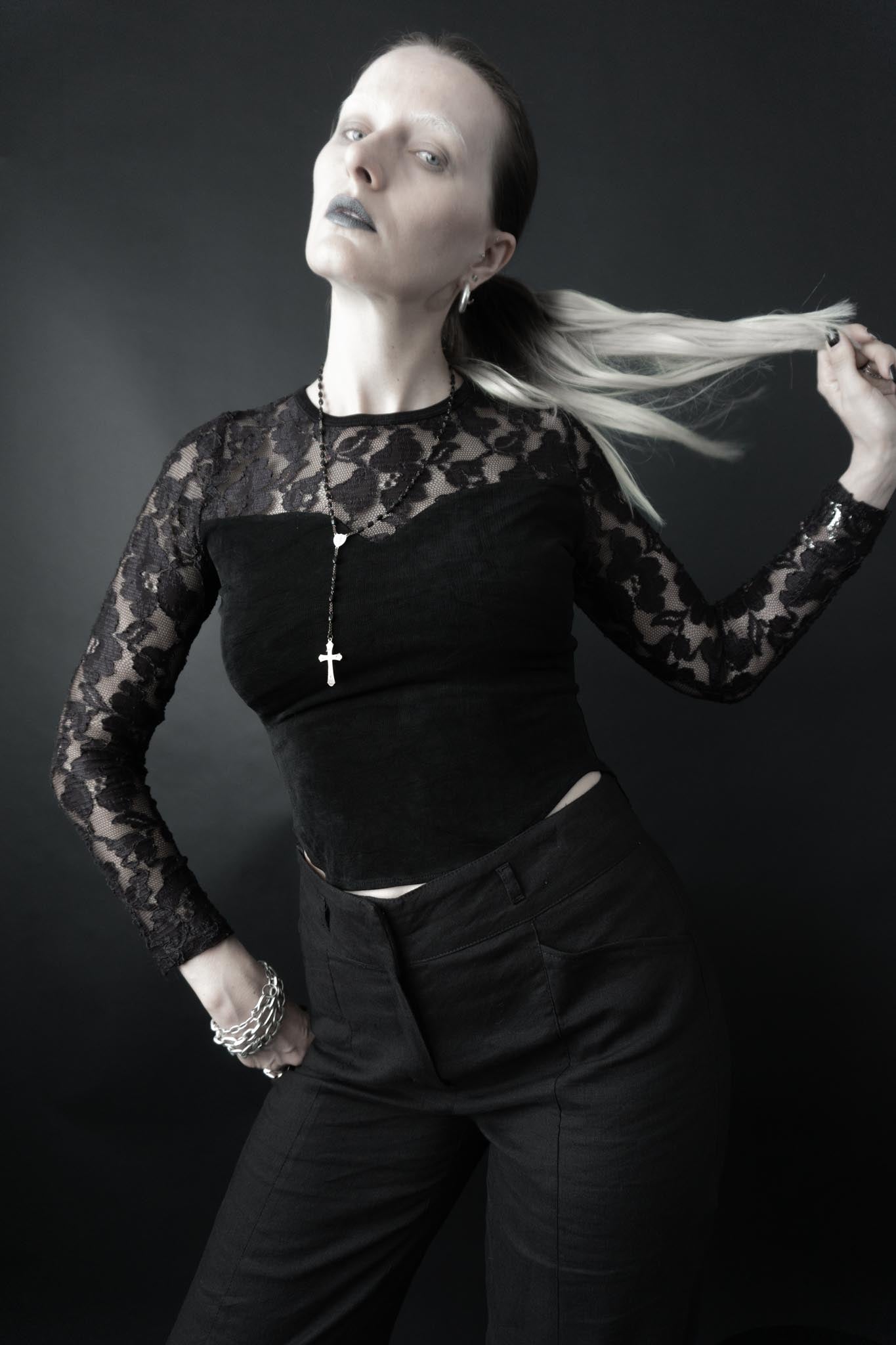 Schwarzes Vintage Longsleeve aus Spitze mit herzförmigem Ausschnitt