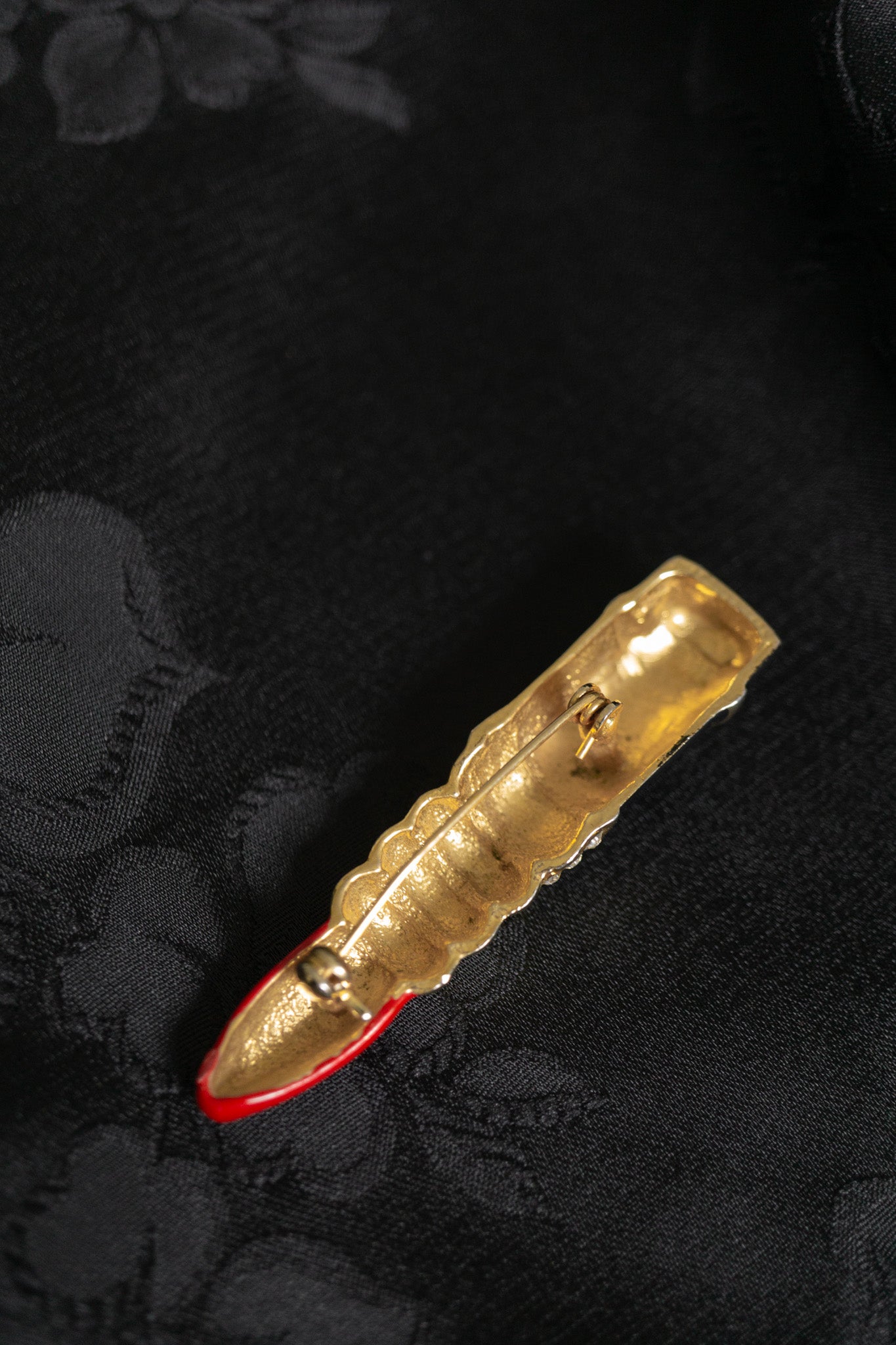 Vintage 80s Brosche – Lippenstift-Design in Gold & Rot