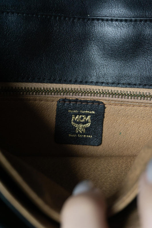 Vintage MCM Umhängetasche aus den 80er Jahren | Schwarze Monogram Lederhandtasche