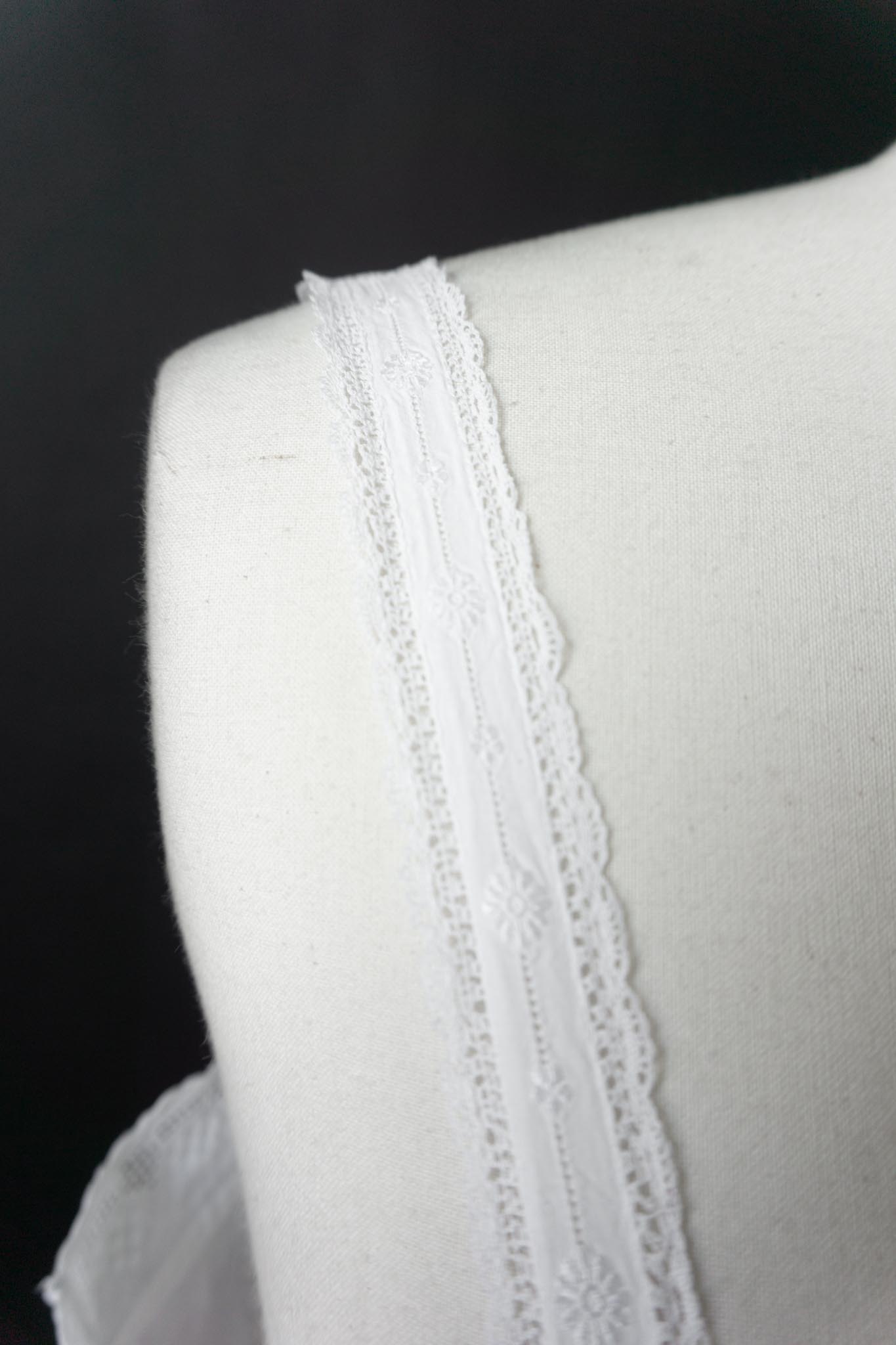 Antikes Leinenkleid mit Spitzenträgern – ca. 1920er Jahre