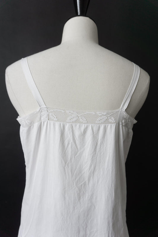 Antikes Leinenkleid mit Filetspitze – frühes 20. Jahrhundert