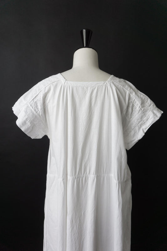 Antikes weißes Leinenkleid mit Spitzenärmeln – ca. 1910–1930