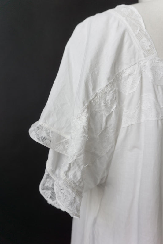 Antikes Leinenkleid mit Cape-Ärmeln und Spitze