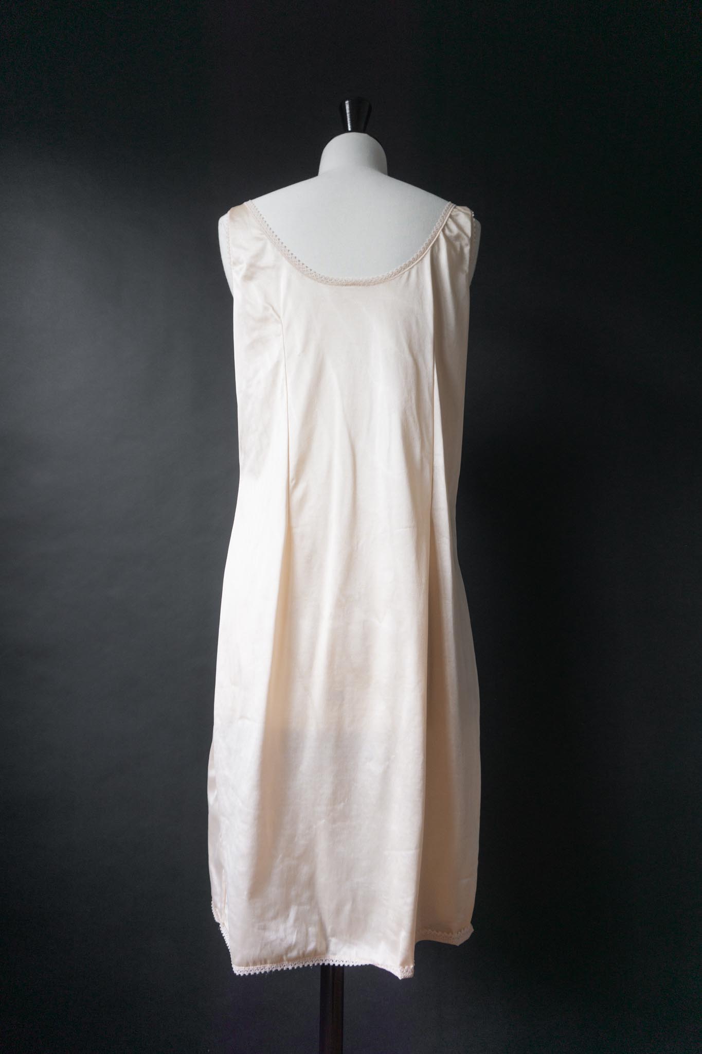 Vintage Slipdress in Nude mit floraler Spitze, M–L