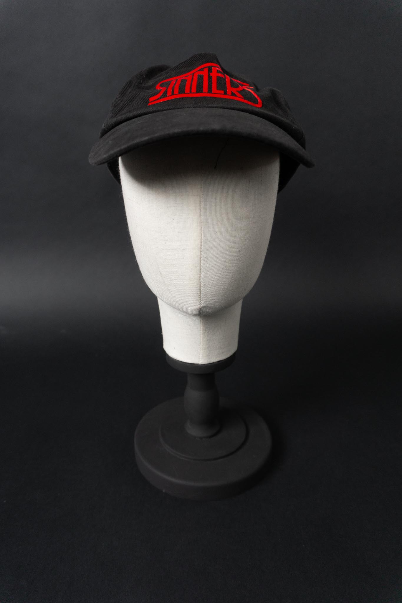 Vintage “Sinners” Baseball Cap – schwarze Baumwoll-Cap mit rotem Statement-Logo