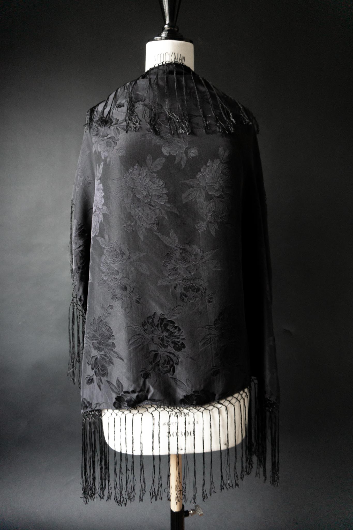 Vintage witchy Seidentuch mit Rosenjacquard und Fransen