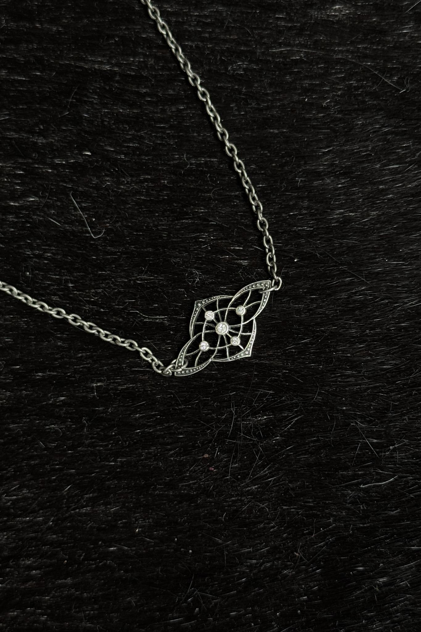 Vintage Halskette mit filigranem Ornament Anhänger in Antiksilber
