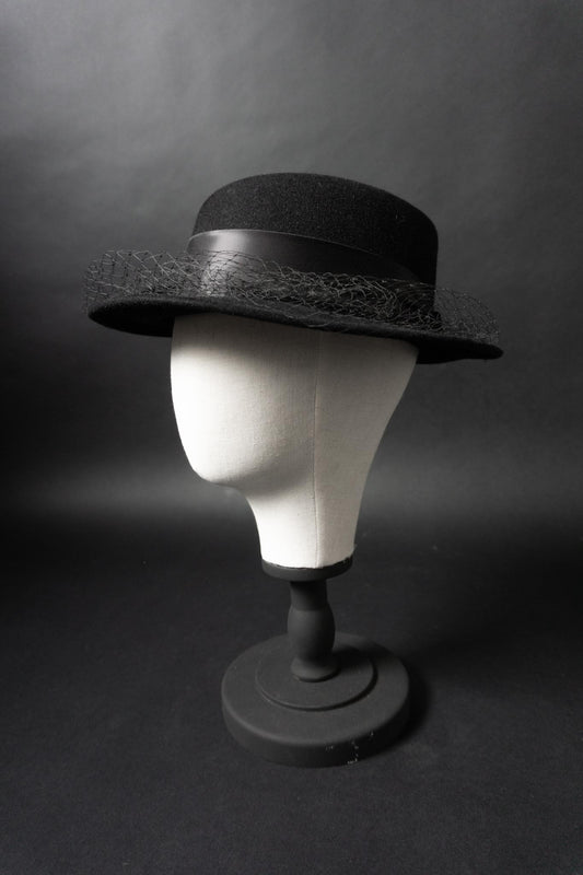 Schwarzer Vintage Filzhut mit Federn und Schleier | Dark Romanticism, 57