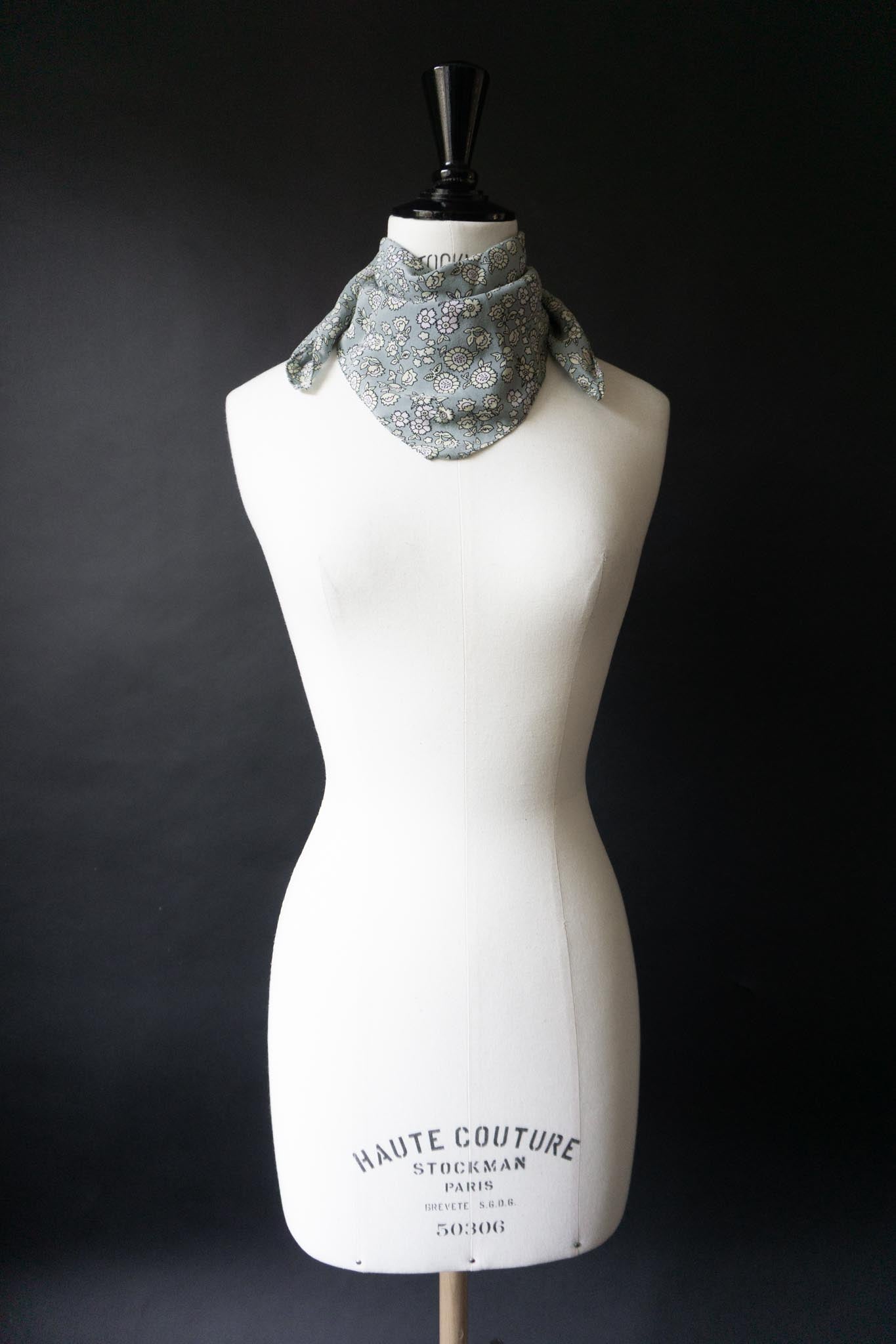 Vintage Seidenhalstuch mit floralem Print in Mintgrün