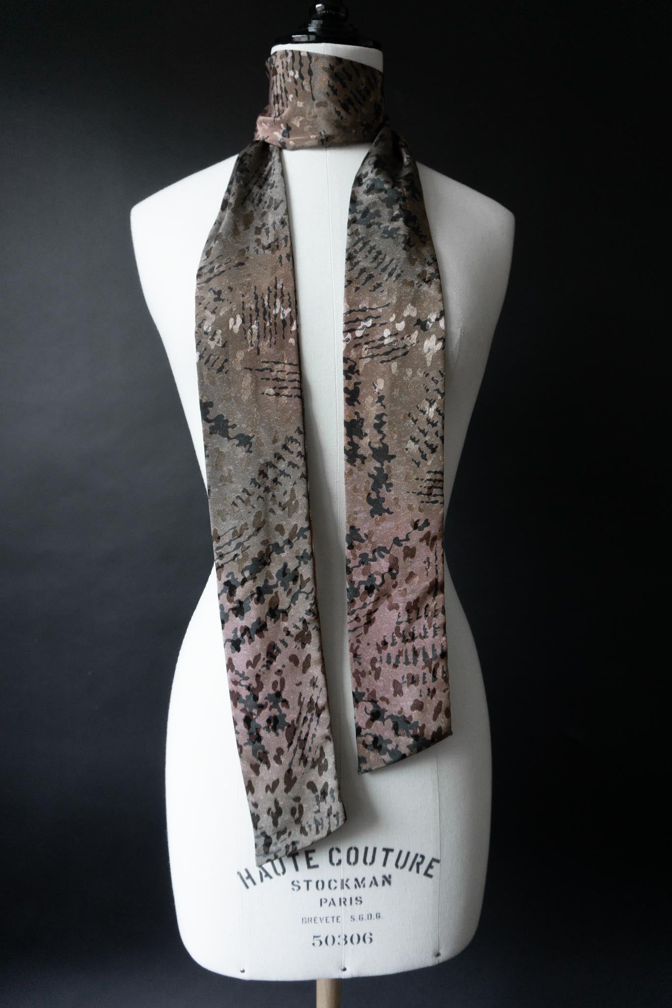 Gemusterter Skinny Scarf aus Viskose – Taupe, Schwarz & Rosé