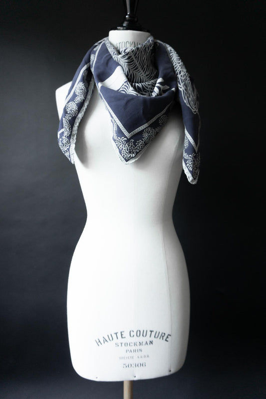 Großes Vintage Seidentuch mit Feder-Motiv in Navy und Creme