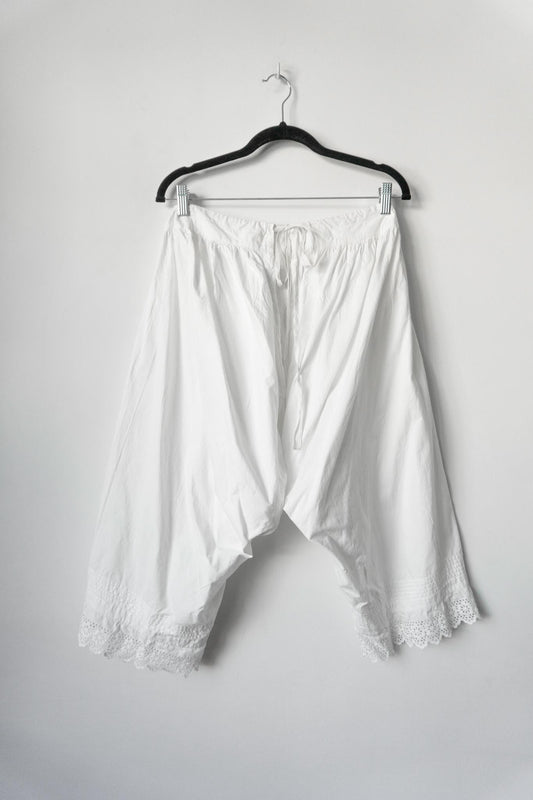 Antike weiße Bloomer Shorts mit Lochstickerei, S–M