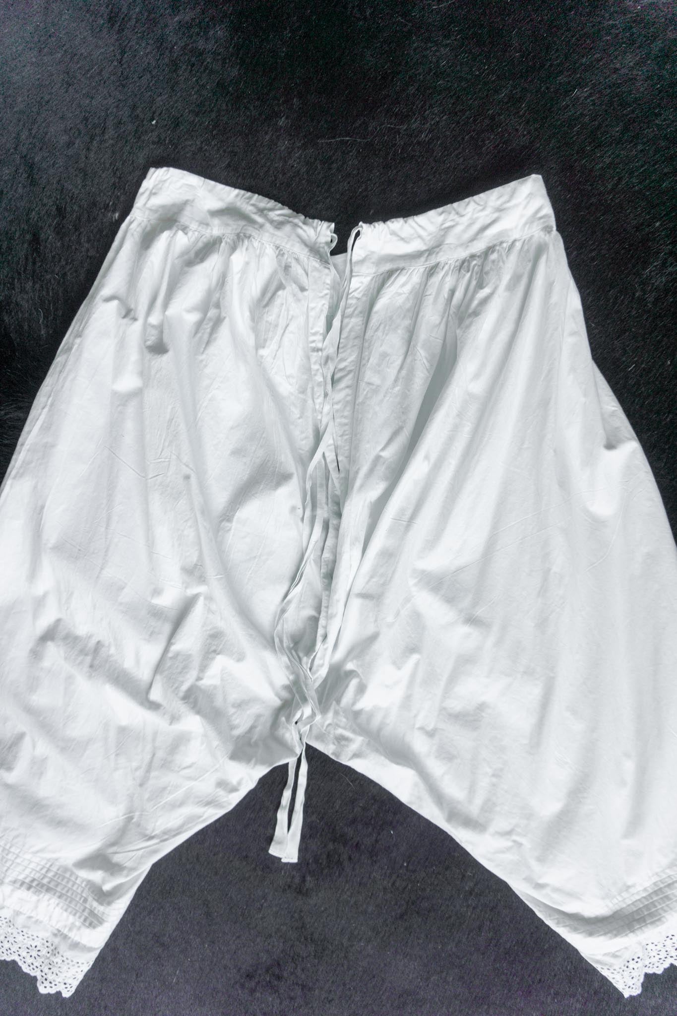 Antike weiße Bloomer Shorts mit Lochstickerei, S–M