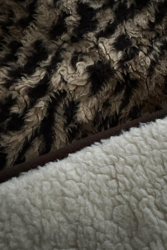 Vintage Tagesdecke aus den 80ern – kuschelige Wolldecke in Leopard-Optik