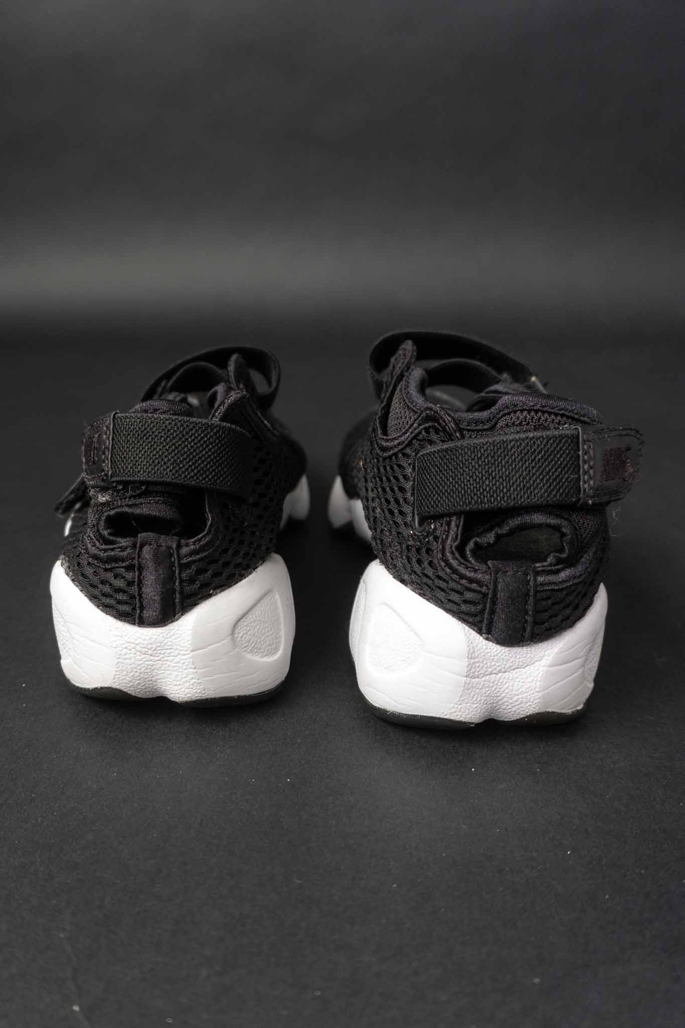 Schwarzer Vintage Nike Air Rift Sneaker mit Split-Toe-Design