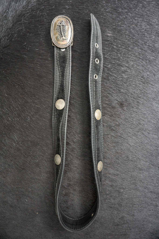 Schwarzer Pyrate Style Gürtel mit silberner Fischschließen und Silbermünzen