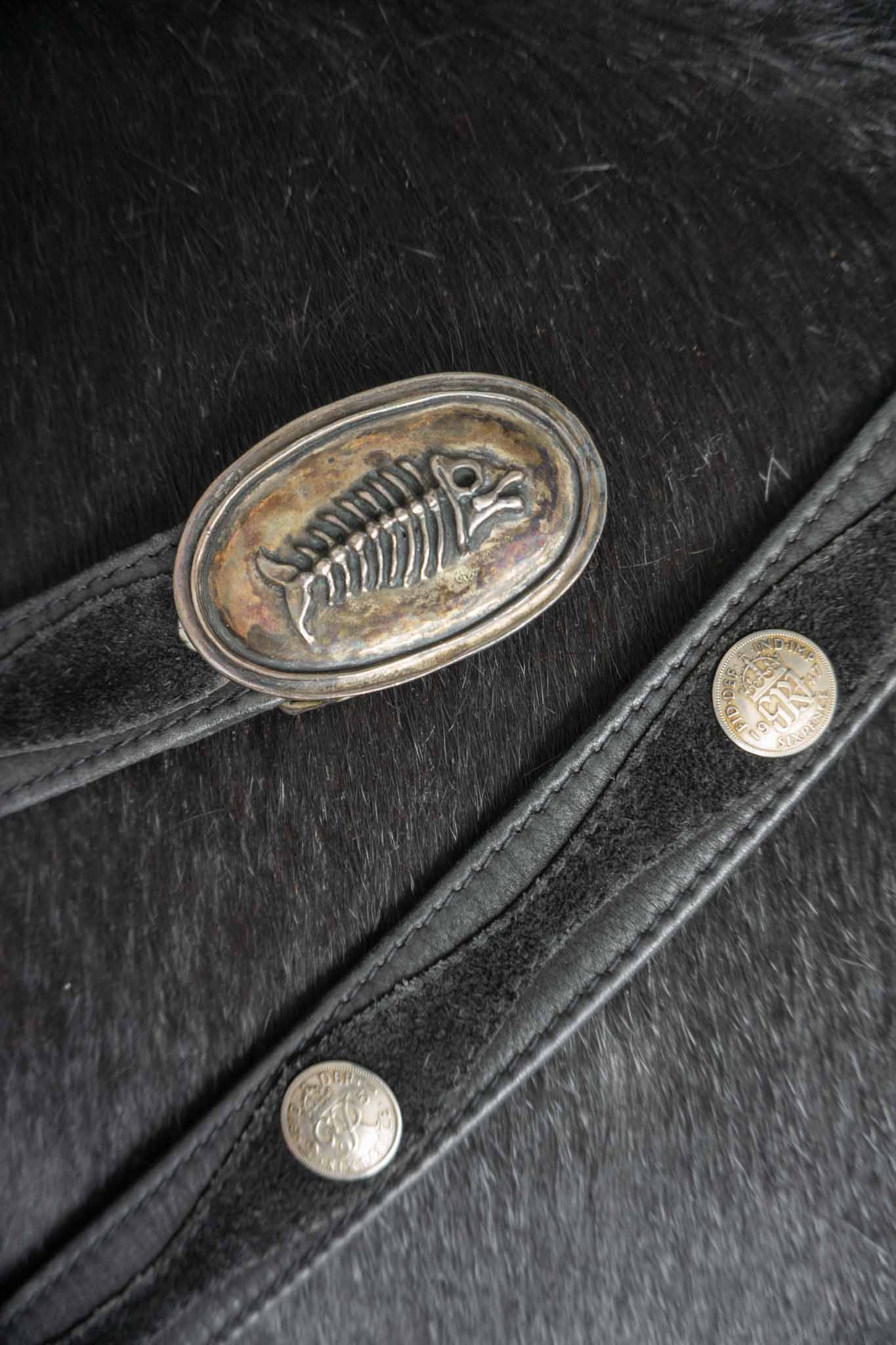 Schwarzer Pyrate Style Gürtel mit silberner Fischschließen und Silbermünzen