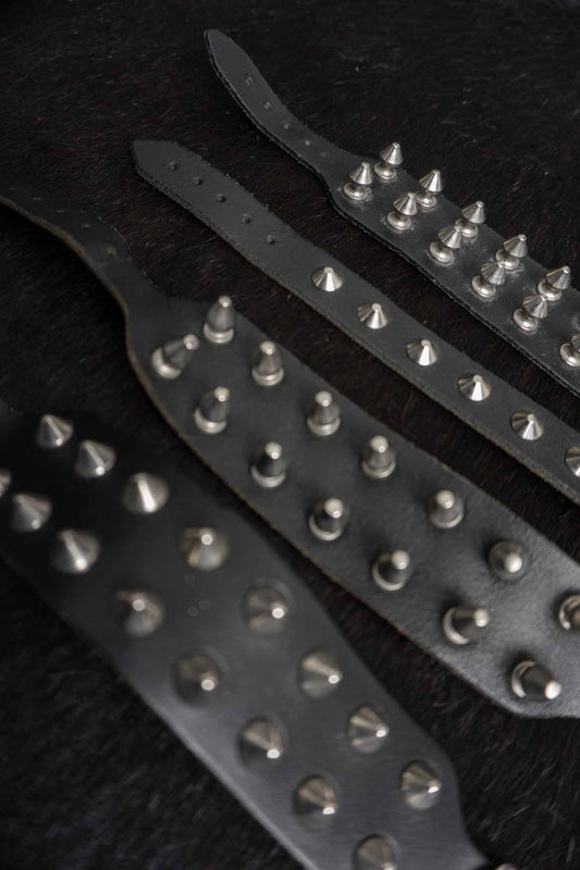 Vintage Nietenarmbänder Schwarz theplaincircle vintage