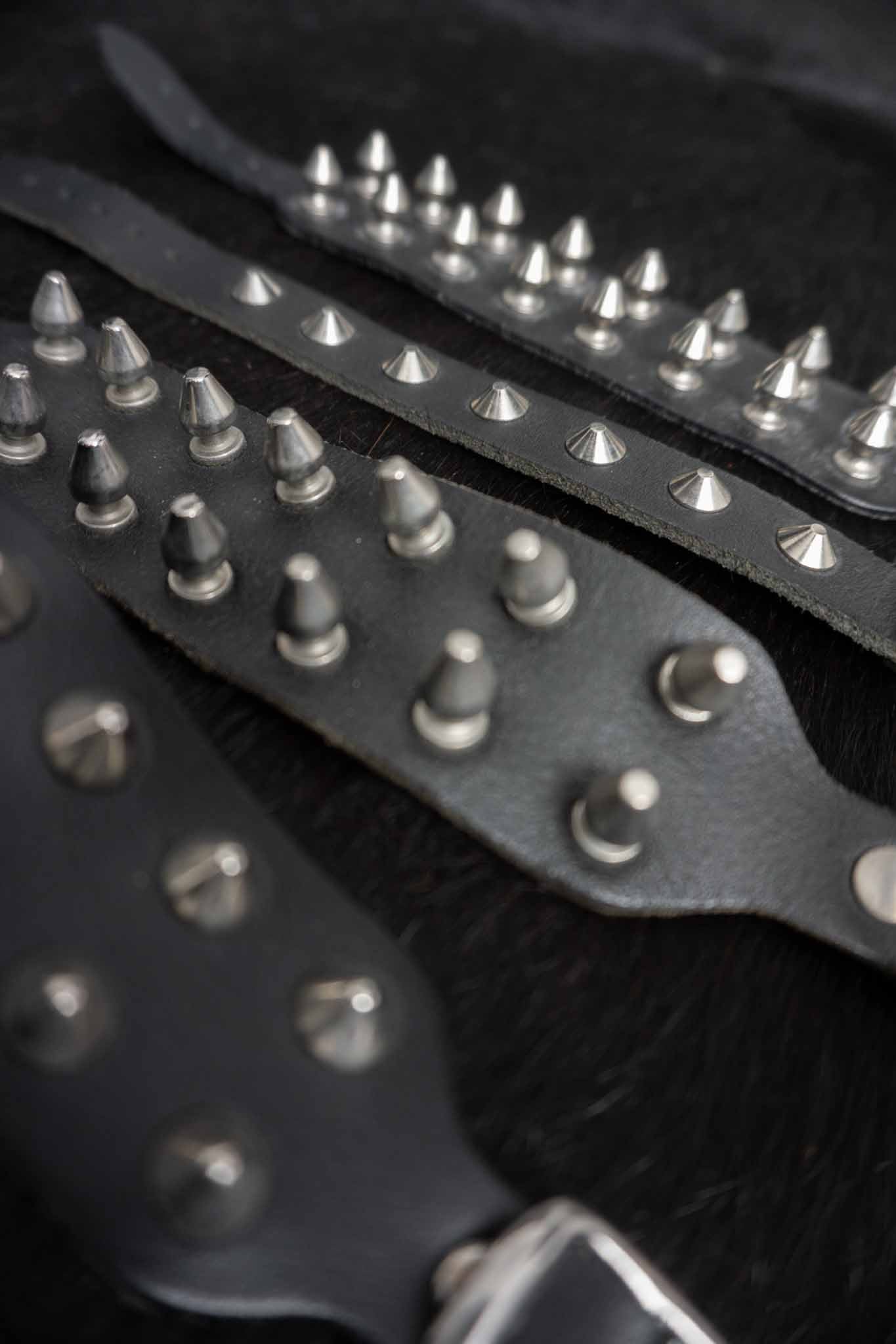 Vintage Nietenarmbänder Schwarz theplaincircle vintage