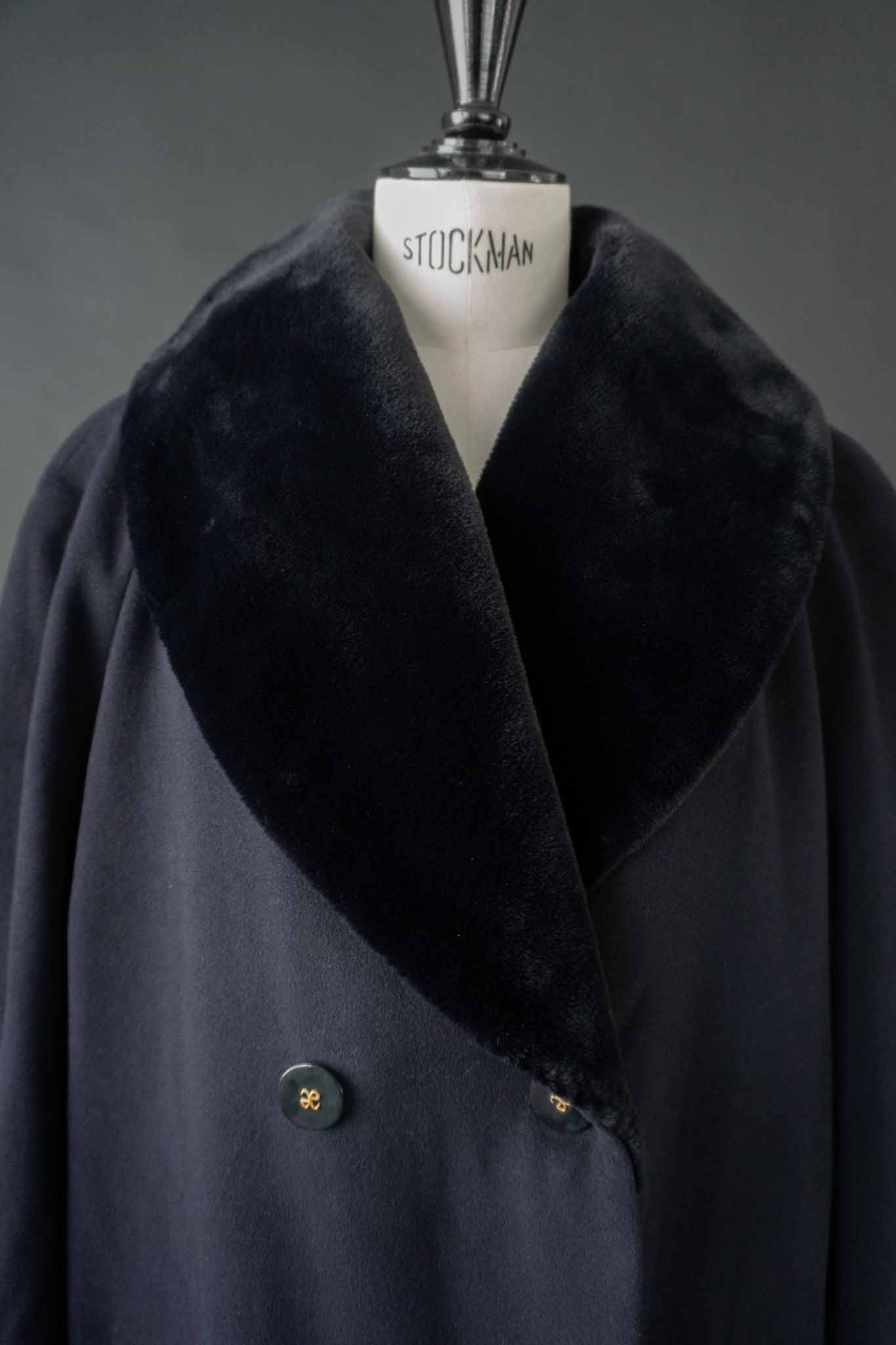 Vintage langer Wintermantel navy mit großem Plüschkragen