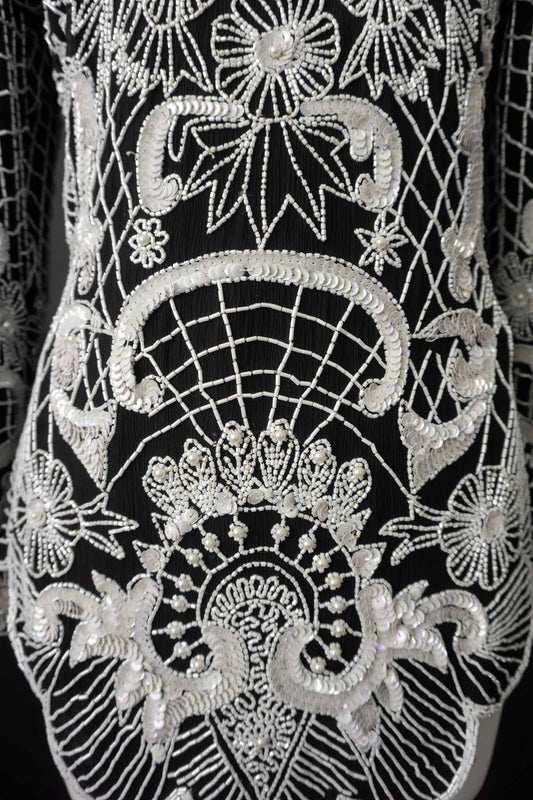 schwarze 80s Bluse mit weißer Perlenstickerei theplaincircle vintage