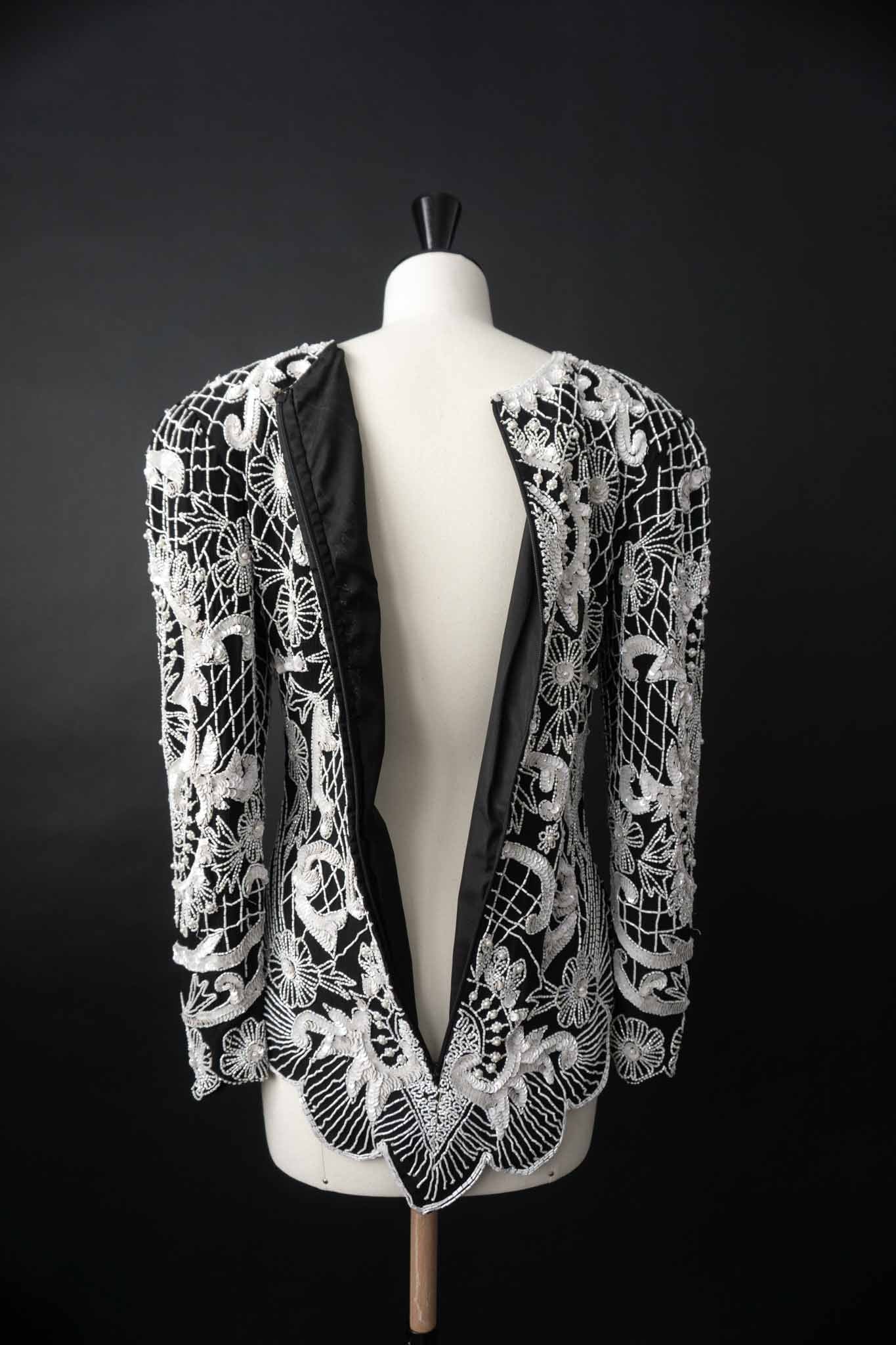 schwarze 80s Bluse mit weißer Perlenstickerei theplaincircle vintage