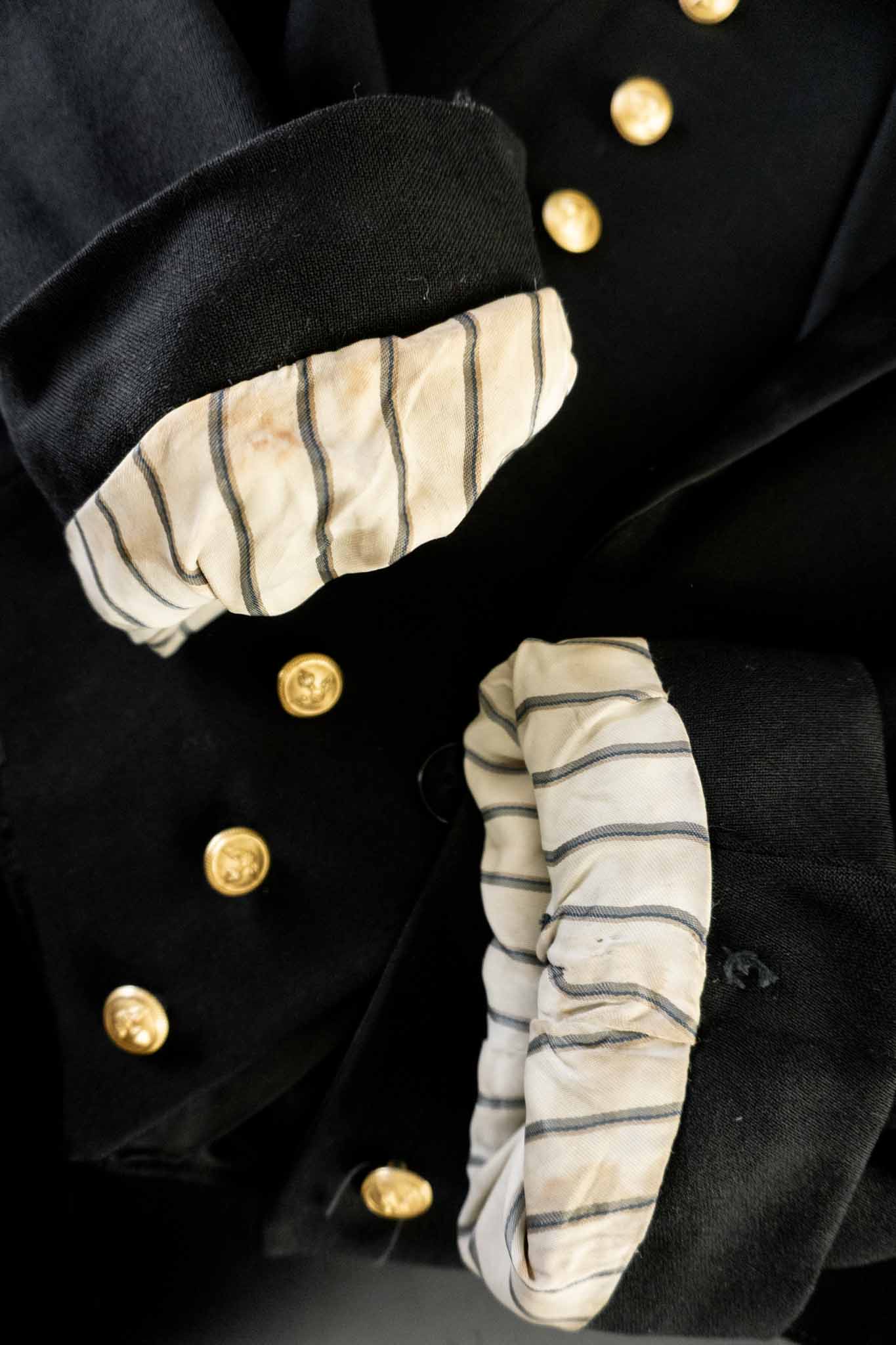 schwarzer vintage military blazer mit goldenen knöpfen aus reiner schurwolle